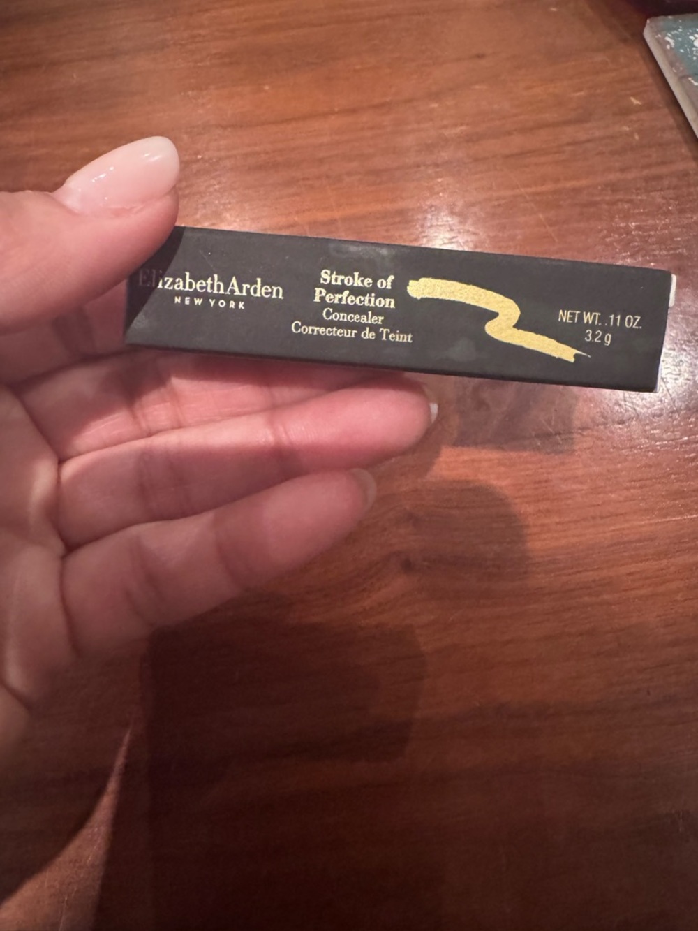 Elizabeth Arden Stroke of Perfection Concealer - Black and Gold Packaging - Picture 5 of 6